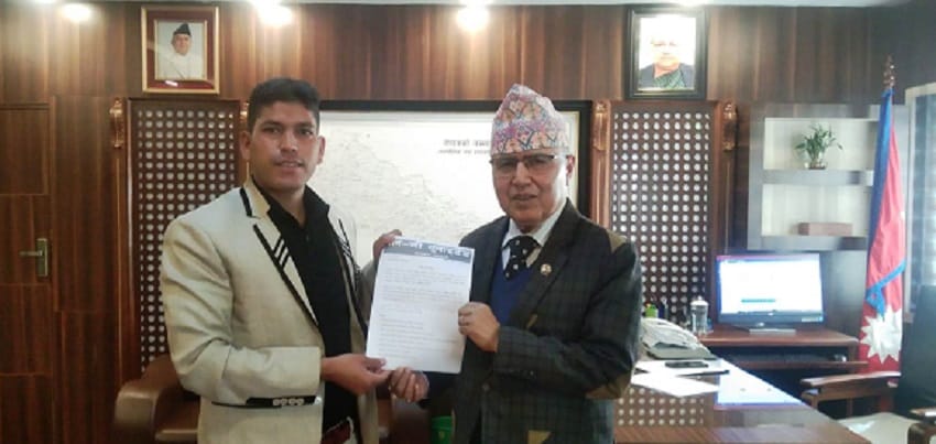 गभर्नरलाई बर्खास्तीको माग गर्दै अर्थमन्त्रीलाई बुझाइयो ज्ञापनपत्र