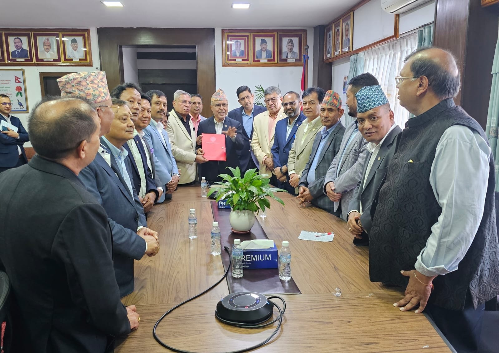 अर्थतन्त्र सबलीकरण र लगानी सहजताका लागि नेपाल चेम्बर अफ कमर्सको अर्थमन्त्री खनाललाई आग्रह